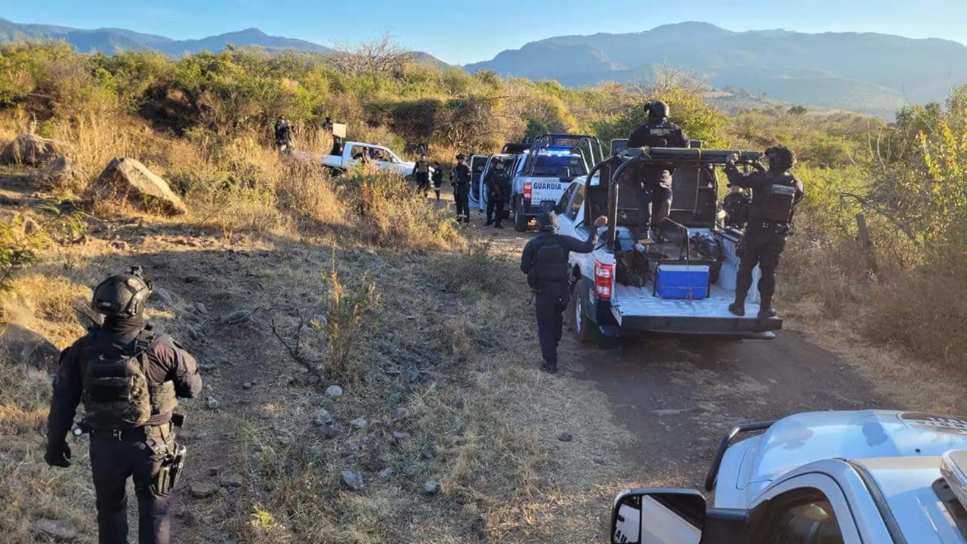 Patrullas de la Guardia Civil en un camino de terracería